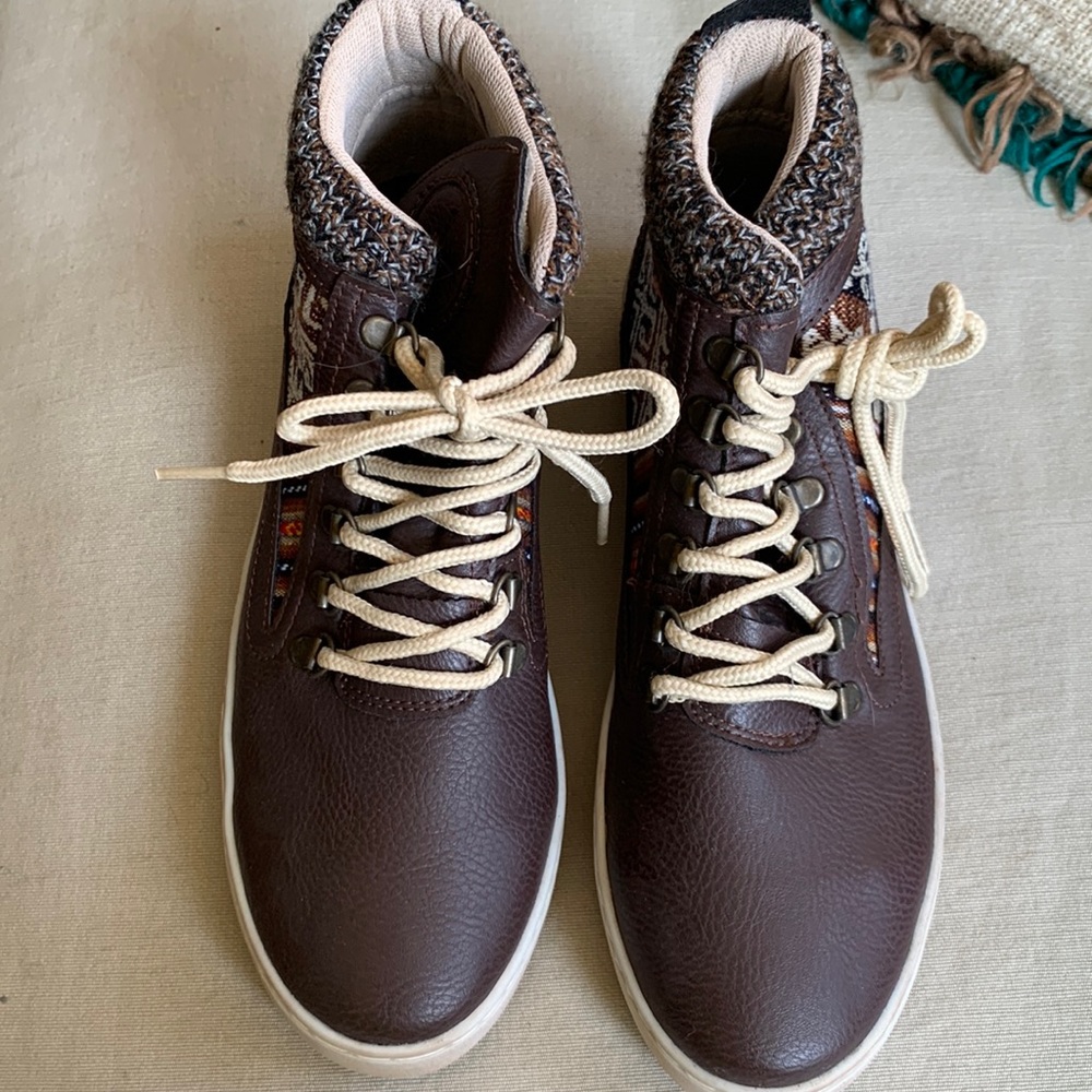 Inkkas camping boots, vegan leather, NWOT, women’s 9
